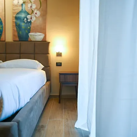 Me Too Exclusive - Interno 7