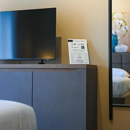 Me Too Exclusive - Interno 7